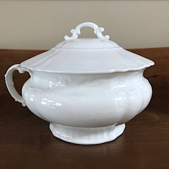 Other - Beautiful Vintage Pattern Chamber Pot with Lid